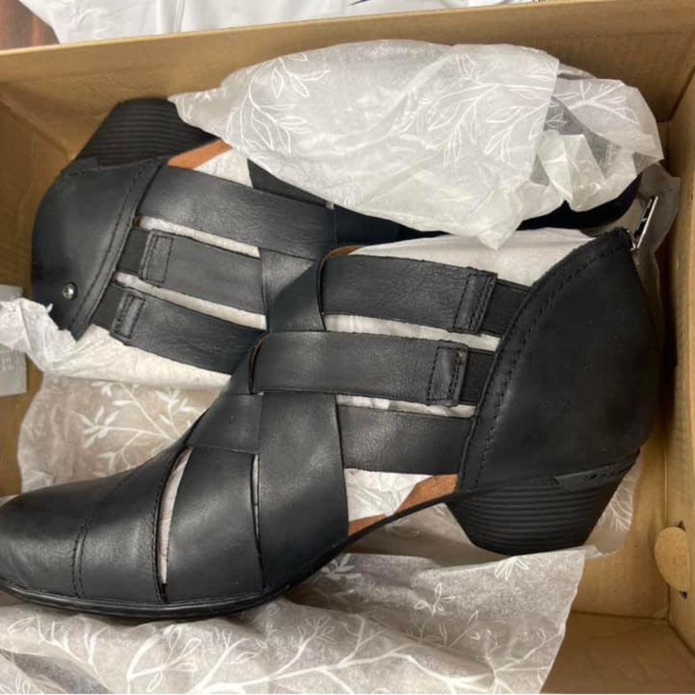 Cobb Hill size 9.5 
Brand new 
Never worn 
Paid 130.00